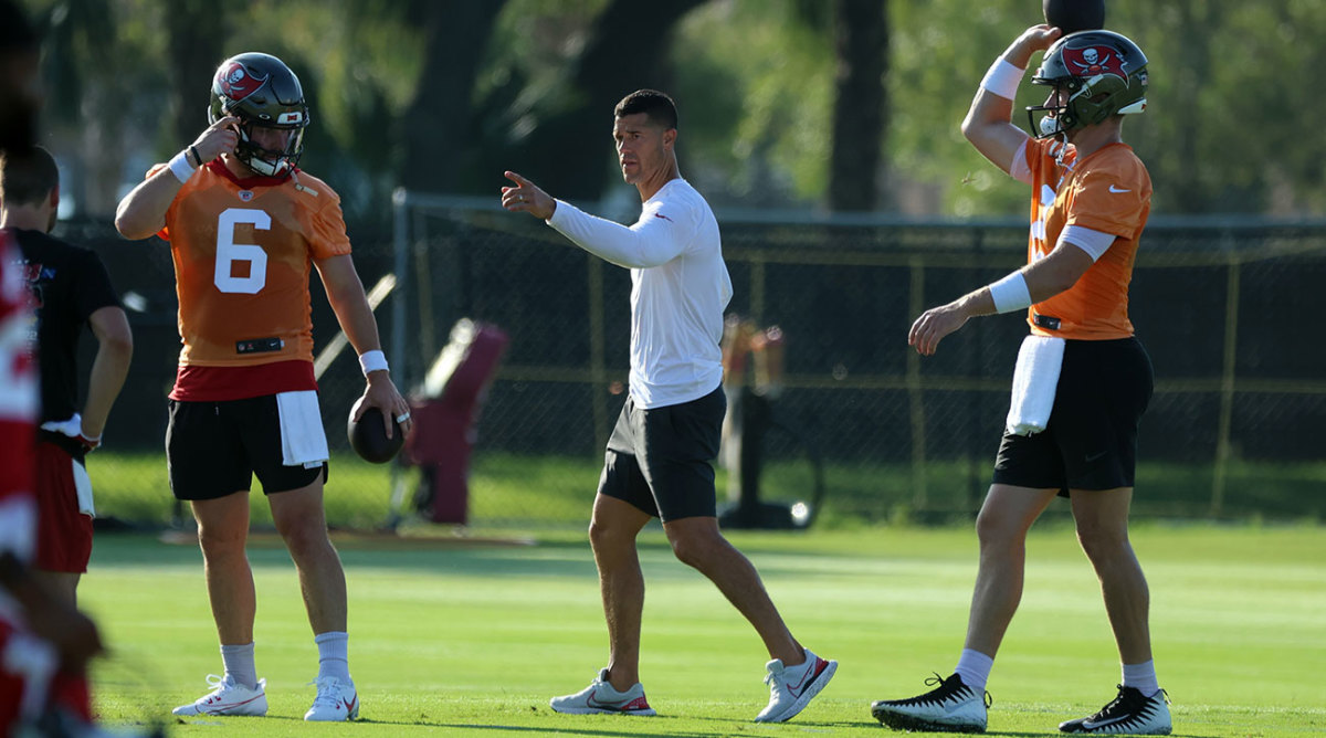 Dave Canales with Baker Mayfield and Kyle Trask at Buccaneers training camp.